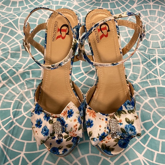 💛TODAY***$15***NWT CR Collection blue, gold, and white floral print stilettos. - Picture 2 of 6